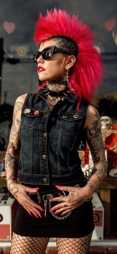 80s Punk Fashion Women, Punk Fashion Women, 80s Punk Fashion, Girl Mohawk, Punk Model, Punk Mohawk, Skinhead Reggae