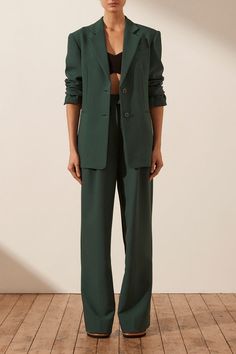 Women Suits Wedding Guest, Tailored Outfits For Women, Green Suit Women, Casual Suit Look, Wedding Outfits For Women, Women Suits Wedding, Pant Suits For Women, Blazer Outfits For Women, Elegant Outfit Classy