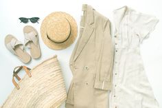 Want to know how to pack linen clothes for travel? We tell you the best way to pack linen trousers, dressers, suits to reduce wrinkles. River Cruise Dress, Clothes For Travel, Europe Packing, Europe Packing List, Cruise Packing, Europe 2024, Cruise Dress, Packing Clothes, Travel Capsule