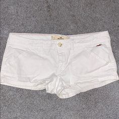 White Shorts! Worn 2 Times! Look Brand New White Denim Shorts Outfit, Stockholm Stil, Denim Shorts Outfit, Pj Shorts, Y2k Shorts, White Jean Shorts, White Denim Shorts, Hollister Shorts, Pink Jeans