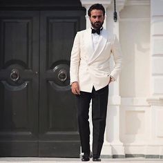 White Tie Groom, Wedding Tuxes, Minimalist Menswear, White Dinner Jacket, Grooms Suits, Men Suit Wedding, Double Breasted Suit Men