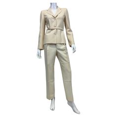 A/I 1998 Gucci by Tom Ford set: blazer and pants both featured in the runway. Jacket with buttoned collar and light built-in shoulder pads. Off-white 100% wool felt fabric. Tom Ford's signature buckles at the waist, with functional hip pockets and back flap pockets. As seen on the catwalk with the jacket tucked into the skirt. In excellent vintage condition with minor signs of wear. No significant flaws. Size IT 40 Measurements Top - Total length: 61 cm / 24 inches - Chest: 38 cm / 15 inches - S Gucci By Tom Ford, Wool Felt Fabric, Felt Fabric, Tom Ford, Shoulder Pads, Wool Felt, Ford, Gucci, Fashion Outfits