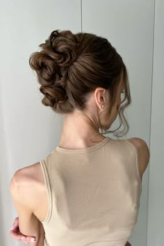 #среднийпучок#свадебнаяприческа#прическанасвадьбу Side Part Updo, Hair Stail, Dinner Makeup, Kate Middleton Hair, Natural Hair Bride, Wedding Hair Up, Bridal Hair Buns, Beach Wedding Hair, Hair Jewels