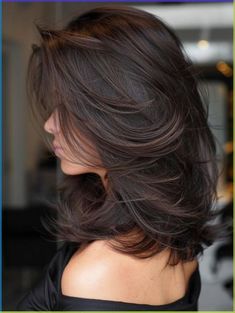 Medium Length Mermaid Hair, Collarbone Length Hair For Round Faces, Chic Medium Length Haircut, Medium Length Haircuts For Round Faces, Medium Length Haircut For Round Faces And Wavy Hair, Medium Length Haircut For Round Faces, Haircut For Round Face Shape, Office Hair, Haircut Medium