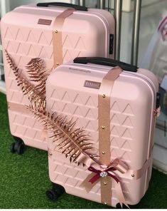 Pink suitcase wrapped in rose gold for engagement dowry wrapping. Engagement Wrapping Ideas, Suitcase Gift Wrapping, Traditional African Wedding, Pista Shell Crafts, Pink Suitcase, Floral Art Arrangements