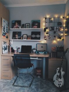 sometimes i think that my room is kinda aesthetic Teenage Music Bedroom, Mens Room Inspiration Aesthetic, Music Home Aesthetic, Music Room Ideas Aesthetic, Music Related Room Decor, Indie Music Room Aesthetic, Dark Music Room Aesthetic, Room Guitar Aesthetic, Music Themed Interior Design