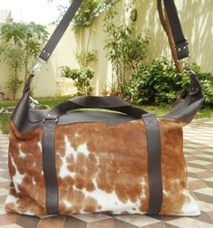 Elevate your travels with a cow skin overnight bag, blending timeless design with modern convenience. Family Beach Picnic, Luxury Duffle Bag, Cow Skin Rug, Cowboy Chic, Cowhide Handbags, Cowhide Bag, Cowhide Rugs, Unique Travel, Cow Skin