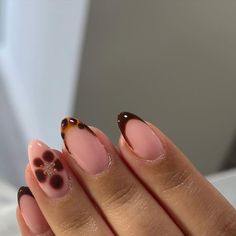 Fall Nails Tips Almond, Cute Gel Nails For Fall Short, Sparkling Almond Nails, Bain Nails, Autumnal Biab Nails, Xs Almond Nails Design, Almond Nails Brown Design, Blooming Gel Nails For Fall, Fall Nails With Blooming Gel