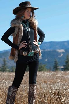 Winter Cowgirl Outfit, Mode Country, Cute Cowgirl Outfits, Moda Hippie, Cowgirl Style Outfits, Cowgirl Look, Cowgirl Outfit, Black Cowgirl, Cowgirl Magazine