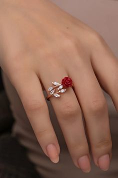 Here is a dainty ring with a tiny red rose! 🪷 We have turned this beautiful flower into a ring. It would be perfect on your finger. 😊 خواتم خطوبة, Anting Manik, قلادات متدلية, Silver Rose Ring, Pretty Jewelry Necklaces, Cute Engagement Rings, Fancy Jewellery Designs, Zierlicher Ring, Jewelry Accessories Ideas