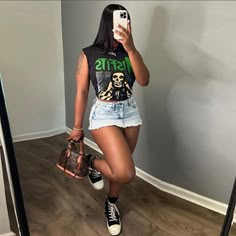 A woman dressed in a Misfits Skull Sleeveless Crop Top. Misfits Skull, Halloween Mode, Edgy Streetwear, Streetwear Mode, Shein Outfits, Looks Street Style, Concert Outfits, Cropped Tops