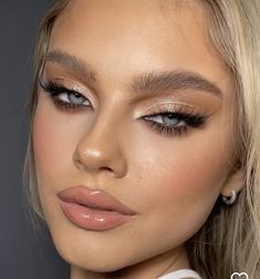 Makeup For Light Skin Blue Eyes, Prom Makeup For Green Dress Full Face, Gold Formal Makeup, Make Up Ideas For Wedding Guest, Prom Makeup Green Eyes, Make Up Dorado, Light Gold Makeup, Gold Prom Makeup Looks, Sultry Makeup For Blue Eyes