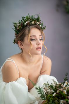 Romantic bridal hair crown  in woodland design wit pine cones...  It's made of preserved and dried material, pine cones and other material used for arranging. Fragile natural material. It can fall off slightly. It's not a fault of the product.. . Suitable for romantic wedding in forest... -Matching bouquet: https://www.etsy.com/uk/listing/1457785850/bridal-natural-bouquet-woodland-bridal?click_key=42e9fba1ba9786069f058bff3697d95139cedec1%3A1457785850&click_sum=a035b480&ga_search_query=woodland&r Woodland Bridal Hair, Forest Headpiece, Woodsy Hair Piece, Forrest Hair Pieces, Wedding In Forest, Forest Bouquet, Fairy Wedding Theme, Wedding Woodland Tiara, Romantic Bridal Hair