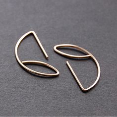 Wire Half Hoop Almond Earrings. Available In 14k Gold Fill, 14k Rose Gold Fill And Sterling Silver. Please Message Me Or Leave Me A Comment With Your Preference. Sold As A Pair 20 Gauge Lightweight Handmade With By Me I Offer Lower Prices On Etsy So If You Are Interested, Feel Free To Check Out My Shop There: Www.Majaolender.Etsy.Com Minimalist Metal Wrap Earrings Gift, Minimalist Metal Cartilage Earrings With Ear Wire, Modern Hoop Threader Earrings As Gift, Artisan Hoop Earrings, Ears Ringing, Keum Boo Jewelry, Handmade Silver Earrings, Silversmithing Jewelry, Architectural Jewelry