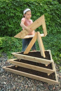 Pyramid Planter, Table Woodworking, Strawberry Planters, Garden Crafts Diy, Router Woodworking, Garden Bed, Veggie Garden, Garden Crafts