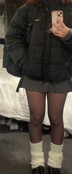 Sixth Form Winter Outfits, College Outfits Uk Aesthetic, Jean Shorts And Stockings Outfit, Pleated Miniskirt Outfits, New York Winter Fashion Aesthetic, Fall Dark Outfits, Aesthetic Looks Winter, Winter Miniskirt Outfit, Winter Fits For College