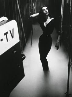 Maila Nurmi as Vampira in The Vampira Show (1954) Retro Horror, Scream Queens, Halloween Icons, Fantasias Halloween