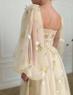 Gaun Abad Pertengahan, Beige Square, Embroidery Tulle, Sleeves Embroidery, Dress Minimalist, Dress Corset, Minimalist Wedding Dresses, Wedding Tea, Couture Dress