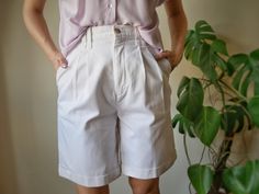 🌿Please read🌿 Perfect summer white shorts. Very comfotable. Please check the measurements, since we don't accept returns or refunds. Still, please contact us if there is anything wrong with your order. 📏Measurements (taken flat)📏 Waist: 31.5 cm/ 12.4 in Hips: 42 cm/ 16.5 in Pant rise: 31 cm/ 12.2 in Length: 52.5 cm/ 20.7 in For reference, the model is a size UK 8/ EU 36/ US 4/ M and 168 cm/ 5' 6 tall. 📦Shipping📦 The price includes non-tracked shipping and therefore we can't take responsibility for any lost items. If you would like tracked shipping, please send us a message to know the options. Unfortunately, we are currently not shipping to Germany. Short Blanc, Classic Shorts, Outfits Mit Shorts, White Denim Shorts, Summer White, Shorts White, Short En Jean, White Denim, Summer Shorts