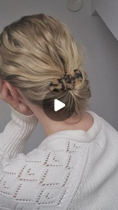 Uljana || Hairstyles on Instagram: "Hairstyle Inspo 🍂 #uljanasblog • • • #haarestylen #frisuren #easyhair #frisurentrends #" Wavy Hair Diy, Sandy Hair, Short Hair Updo Tutorial, Hairstyle Inspo, Medium Short Hair, Hair Tutorials For Medium Hair, Bun Hairstyles For Long Hair, Short Hair Updo, Hair Design