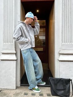 Embrace the relaxed vibe of a baggy jeans outfit. Perfect for laid-back days, they're the cornerstone of effortless street style. Baggy Jeans Fit Men, Y2k Fashion Men, Baggie Jeans Outfit, Baggy Jeans Outfits, Baggy Jeans Outfit, Guys Fits, Streetwear Mode