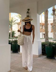 Elegant Beachwear, Honeymoon Outfit Ideas Beach, Malibu Beach Outfit, Island Vacation Fits, Resort Outfit Ideas Summer, Chic Island Outfits, Travel Outfit Tropical, Honeymoon Looks, Beach Inspo Outfits Vacation