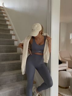 20+ Athleisure Outfits Every Fashion Person Loves in 2024 1 Cream Gym Leggings Outfit, Sporty Neutral Outfits, Monochrome Gym Outfit, Yoga Outfits Aesthetic, Neutral Gym Outfits, Althetic Wear Aesthetic, Old Money Workout Outfits, Elegant Gym Outfit, Athleisure Photoshoot