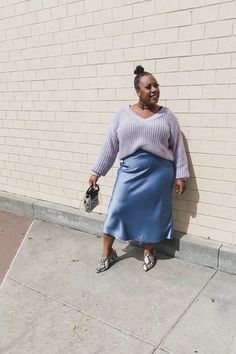 Meet The Family Outfit, Black Women Fashion Fall Outfits, Satin Skirt Plus Size, Outfits Ideas For Plus Size, Black Skirt Outfit Fall, Silk Slip Skirt, Skirt Outfit Fall, Outfit Beige, Bias Skirt