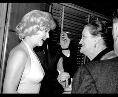 Marilyn and her acting coach Paula Strasberg , at the premier of “ Let’s Make Love “ 1960 #marilyn #icon Ariana Grande New Hair, Marilyn Monroe Life, Ariana Grande News, Hollywood Icons