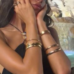 Brunette With Gold Jewelry, Hand Jewellery Aesthetic, Hand Jewelry Aesthetic, Latina Jewelry Aesthetic, Golden Jewelry Aesthetic, Gold Girl, Classy Jewelry, Foto Ideas Instagram, Golden Girl