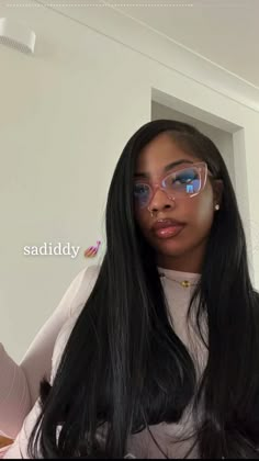 Cute Hair Black Women, Straight Black Hair Black Women, Lorvae Dearra Glasses, College Hairstyles Black Women, Dearra Taylor Hairstyles, Side Part Black Women, Black Baddies Aesthetic, Straight Hair Black Women, Derra Taylor