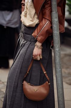 Le Catch, Copenhagen Fashion Week Street Style, Grey Pleated Skirt, Street Style Fall Winter, Copenhagen Fashion, Puffy Coat, Beige Pants, Paris Fashion Week Street Style, Copenhagen Style