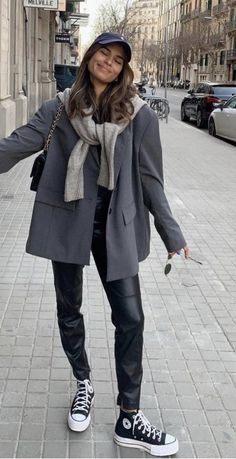 Zagreb Street Style, Outfit Cappello Visiera, Fall Outfits With Black Converse, Classic Rainy Day Outfit, Zara Outfit 2022 Winter, Tourist Outfit Winter, New York February Outfit, Outfit 20 Grad, Black Chucks Outfit