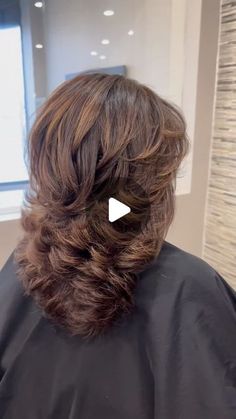 Amela Glavatovic on Instagram: "Blowout ✨
•
•
•
•
•
•
•
__________________________________________________

#hairtransformation #hairtutorial #tutorial #highlights #balayage #layers #instagood #fashion #love #reels #viral #bob #bobhaircut #shorthair #bangs #fyp #explore #explorepage #new #instadaily #olaplex #hairbrained #new #bangs #flf #foryou @mgm_hairstudio" Hair Flipped Out On Ends, Feather Cut For Short Hair, How To Style Layered Hair Tutorial, Feathered Layered Hairstyles, Balayage Layers, Shorthair Bangs, Farah Fawcett Hair, Flips Hair, Cut Hair At Home