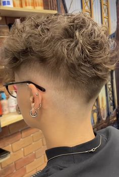 Very Short Undercut, Fade Haircut Women, Non Binary Haircuts, Short Haircuts Ideas, Taper Fade Short Hair, Haircuts Curly, Androgynous Haircut, Shaved Hairstyles, Pixie Haircut Ideas