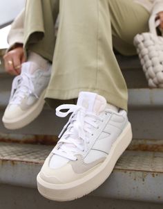 Cool Platform Sneakers, White Platform Trainers, New Balance Ct302 Women Outfit, New Balance Ct302 Outfit, New Balance Sneakers Women, Spring Sneakers Women, New Balance Ct302, Sneakers 2024, Sneaker Platform