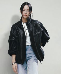 Windbreaker Outfit, Minji Newjeans, New Jeans Style, Kim Min, Black Outfit, Windbreaker Jacket, Jacket Outfits, South Korean Girls, Black Jeans