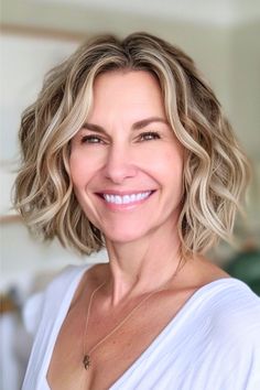 Wavy Bob with Face-Framing Highlights Wash And Wear Haircut on smiling woman over 50. Over 50 Wavy Hairstyles For Women, Highlights For Women, Wavy Mid Length Hair, Thick Wavy Hair, Mid Length Hair With Layers