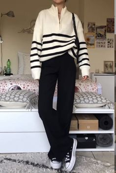 Health Assistant Outfit, Outfit Styles Names, Tshirt Winter Outfit, Outfits Ideas College, Outfits Aesthetic Invierno, Reading Outfits, Black Wide Leg Pants Outfit, Winter Fashion Outfits Casual, Chique Outfits