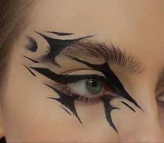 Preshower Makeup, Eyeliner Aesthetic, Alt Makeup, Graphic Eyeliner, Cool Makeup Looks, Graphic Liner