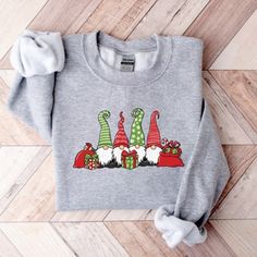 Unisex Sweatshirt - Gildan - Made To Order - 50% Cotton, 50% Ployester - Size Tts: True To Size - Various Sizes: S, M, L, Xl, 2xl - Loose Fit - Sewn In Label Great Gift Ideas For Family Or Friends Condition: New - Made To Order Please Wash In Cold Water At First Time Cute Gnomes, Gnomes Christmas, Ski Gifts, Coffee Sweatshirt, Christmas Gnomes, Display Picture, Holiday Sweatshirt, Winter Sweatshirt, Message Box