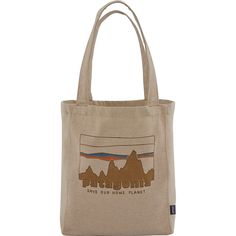 From weekend camping to everyday use, Patagonia's Recycled Market Tote provides a durable and spacious bag to carry our daily essentials. This tote features a classic Patagonia-style exterior and is made from fabric scraps and recycled bottles. Patagonia Style, Tan Tote Bag, Recycled Tote, Recycled Bottles, Market Tote, Casual Tote, Personal Marketing, Pocket Detail, Fabric Scraps