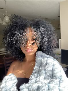 pretty.! Curly Hair Baddie Aesthetic, 3c Hair Aesthetic, Pretty Girl Aesthetic Curly Hair, Baddie Pfp, Pretty Darkskin Girls Aesthetic, Cute Box Braids, Lipgloss Lips, Healthy Hair Care, Beautiful Black Hair