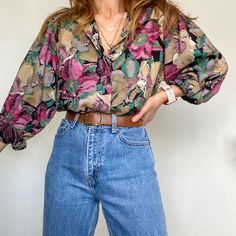 Patterned Top Outfit, Vintage Blouse Outfit Floral Tops, Floral Polo Outfit Women, Pattern Top Outfit, Flowy Blouse Outfit, Vintage Blouse Outfit, Drake Wedding, Floral Blouse Outfit, Satin Blouse Outfit