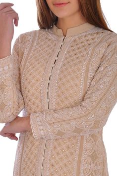 Chikankari Tops, Latest Kurti Designs Pattern, Neck Design Ideas, Embroidered Chicken, Kurti Neck Design, Suit Neck Designs, Indian Suit, Indian Kurti Designs, Android Codes