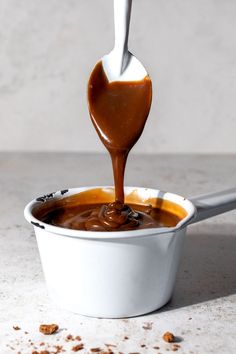 Bar-one sauce in a white saucepan. Milky Way Bars, Easy No Bake Recipes, Super Simple Recipes, Hot Chocolate Sauce, Mars Bars, African Recipe, Ice Cream Sauce, Easy Bakes, Malva Pudding