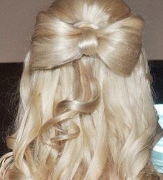 Adorable bow bun hair Bow Bun, Hair Styels, Angel Energy, Summer Haircuts, Gold Color Ring, Girl Vintage, Knot Ring, Bow Hair