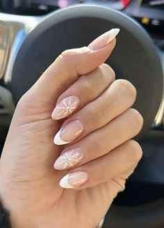 Simple Nails Xmas, Short Christmas Nails Almond, Nails Inspiration Christmas Easy, Xmas Nails Acrylic Simple, Aesthetic Christmas Nail Ideas, Christmas Fake Nails, Cute Festive Nails, Cute Christmas Nails Almond Shape, Aesthetic Christmas Nail Art Designs