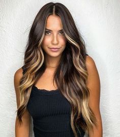 Tendances balayage 2022 : voici les techniques de mèches les plus trendy à adopter cette année ! - Grazia.fr Worn In Balayage, Dark Hair With Babylights Around Face, Dimensional Brunette 2023, Balayage Partial Highlights, Brunette Balayage Hair Summer 2023, Long Dark Hair With Money Piece, Long Brunette Hair With Money Piece, Partial Bayalage Brunette, Brunette Hair For Green Eyes