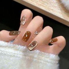 Clear Color Acrylic Nails, Gloss Nails Acrylic, Gel Nails For Thanksgiving, Nail With Diamonds Rhinestones, Nails Acrylic For Brown Skin, Honey Nails Color, Cat Eye Sns Nails, Fall Brown Cat Eye Nails, Brown Nail Polish Designs